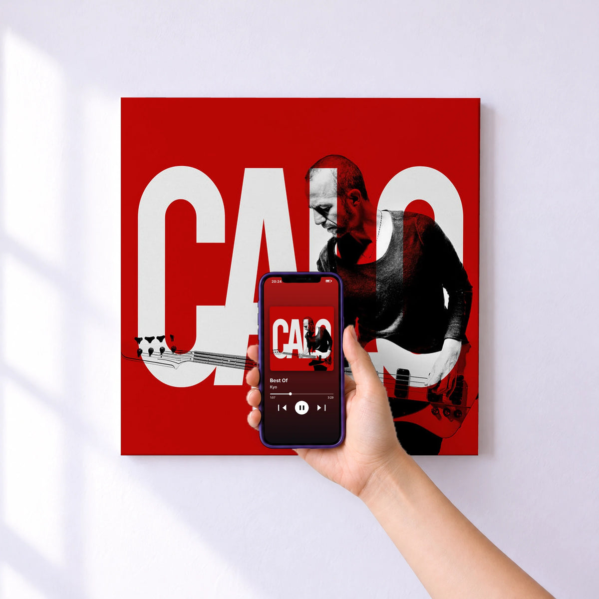 Affiche connectée Best Of de Kyo au mur : l'album se lance en approchant le téléphone