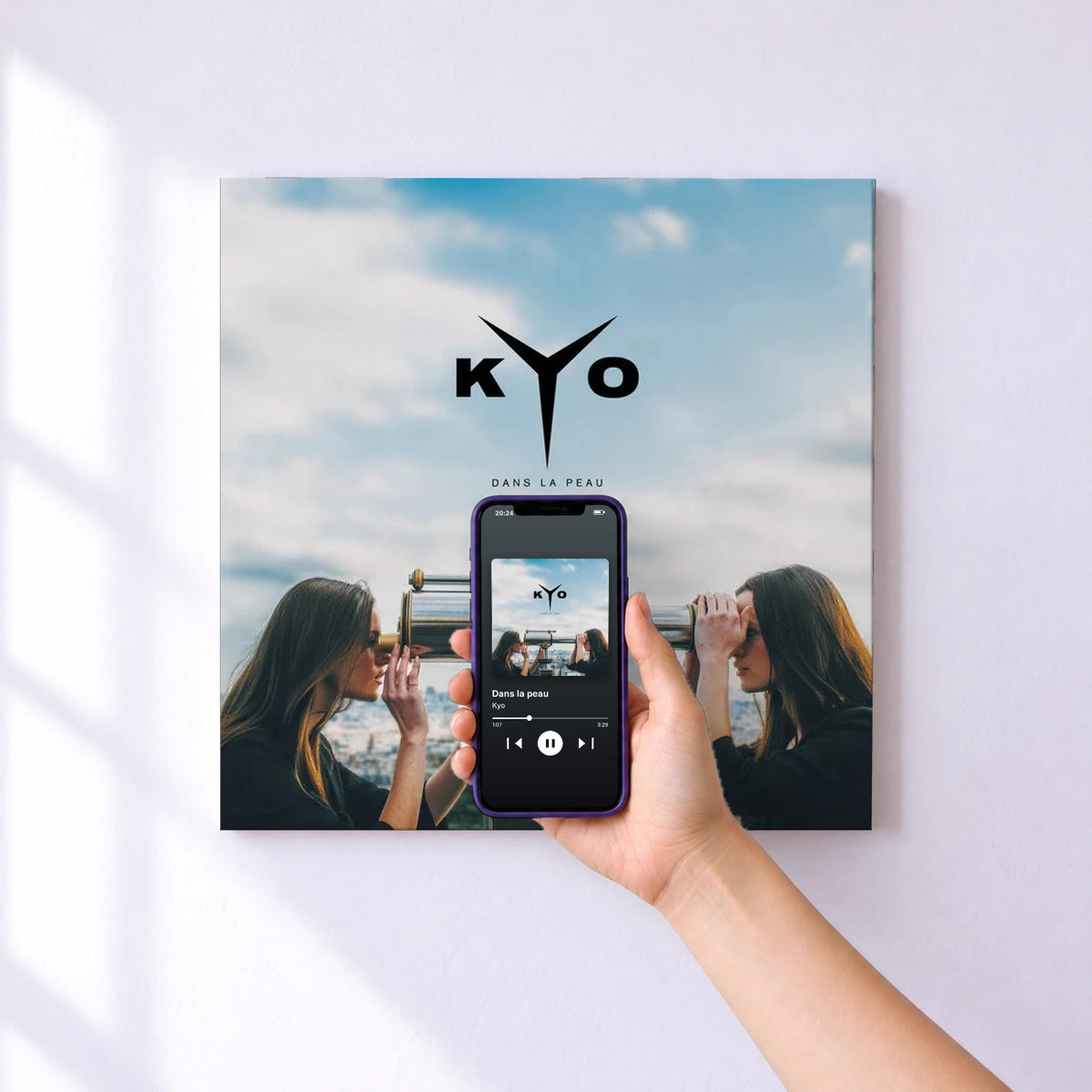 Affiche connectée Dans la peau de Kyo au mur : l'album se lance en approchant le téléphone