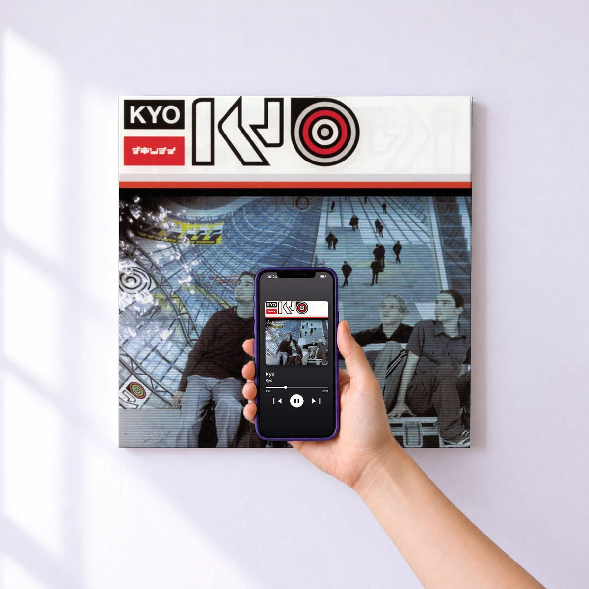 Affiche connectée Kyo de Kyo au mur : l'album se lance en approchant le téléphone