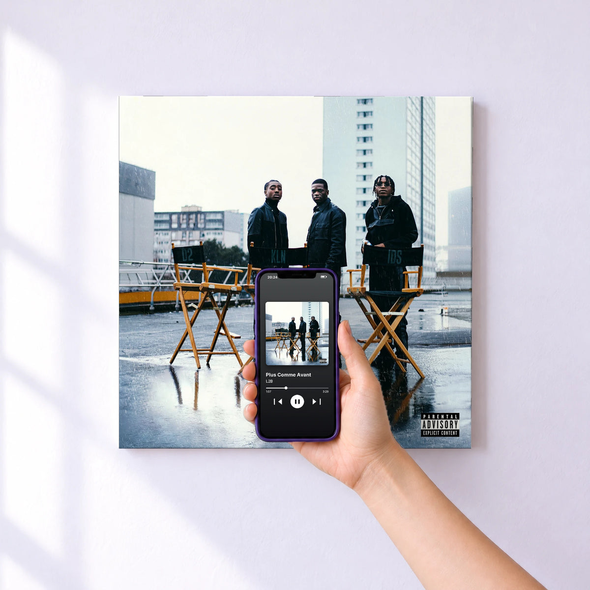 Affiche connectée Plus Comme Avant de L2B au mur : l'album se lance en approchant le téléphone