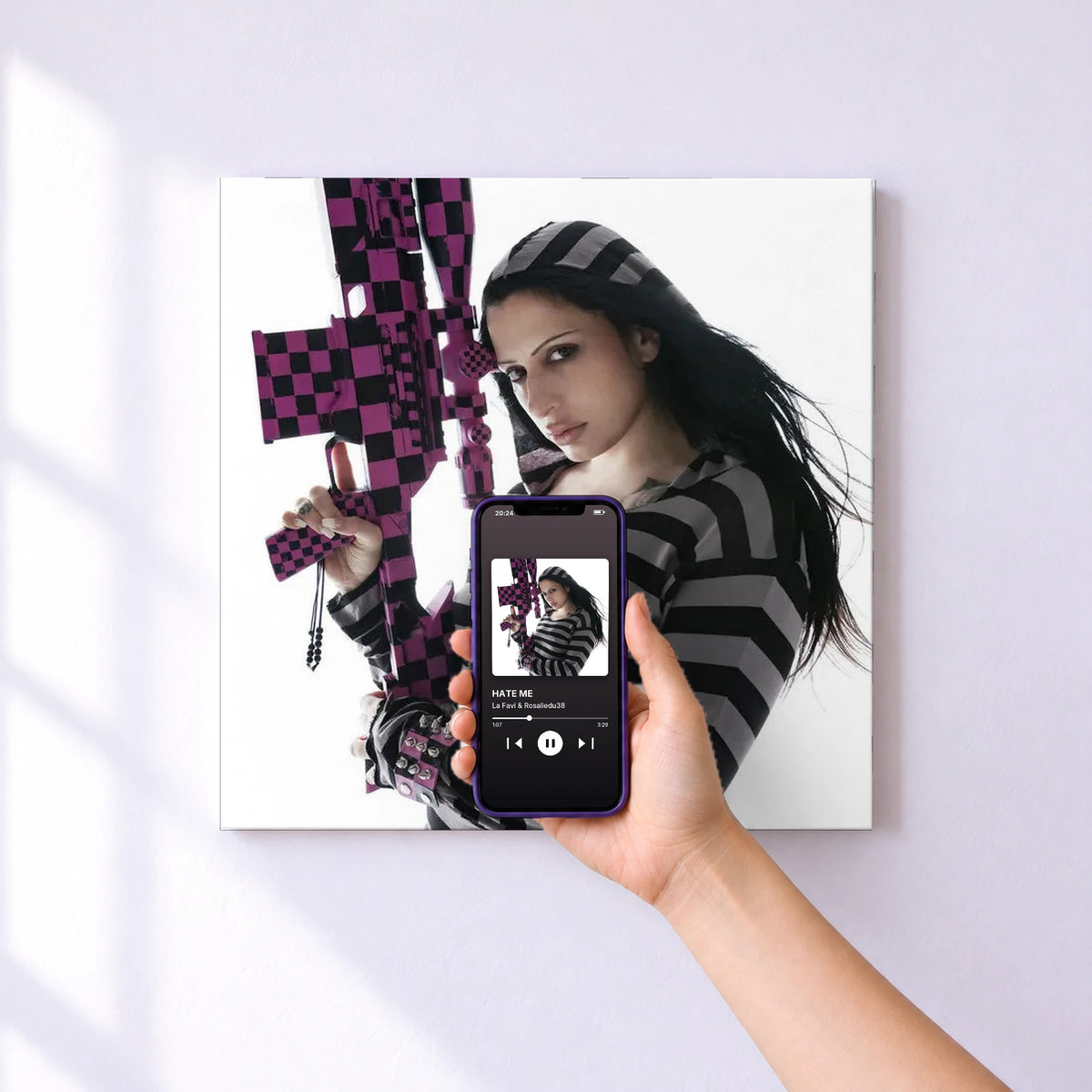 Affiche connectée HATE ME de La Favi & Rosaliedu38 au mur : l'album se lance en approchant le téléphone