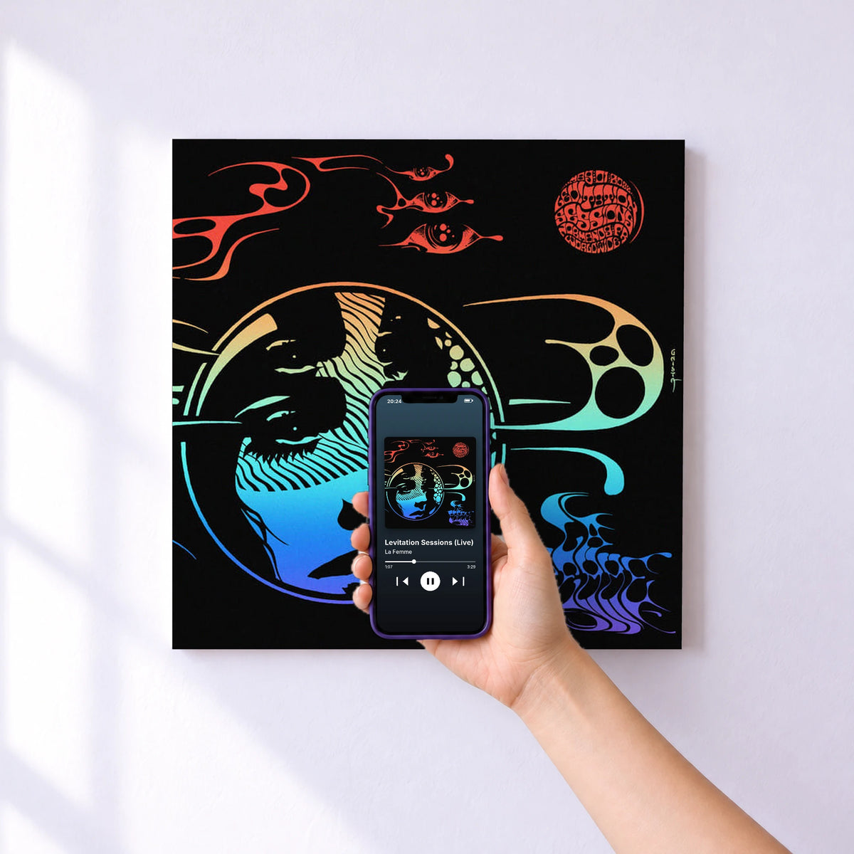 Affiche connectée Levitation Sessions (Live) de La Femme au mur : l'album se lance en approchant le téléphone
