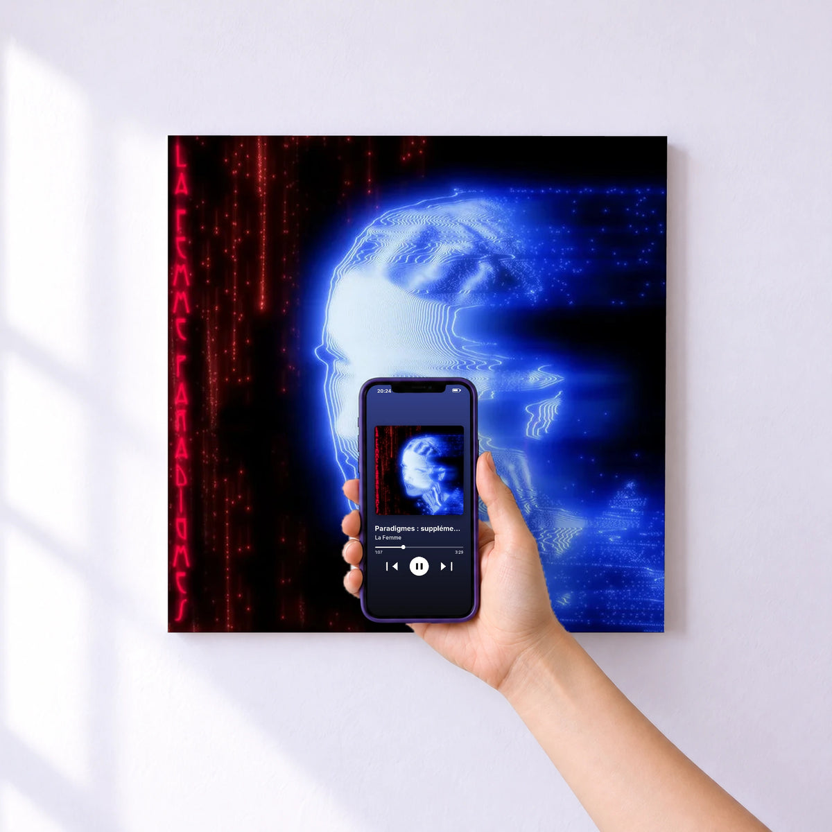 Affiche connectée Paradigmes : suppléments de La Femme au mur : l'album se lance en approchant le téléphone