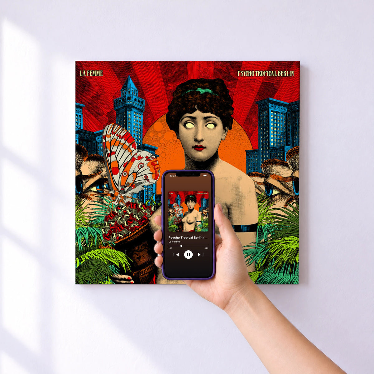 Affiche connectée Psycho Tropical Berlin (Bonus Track Version) de La Femme au mur : l'album se lance en approchant le téléphone