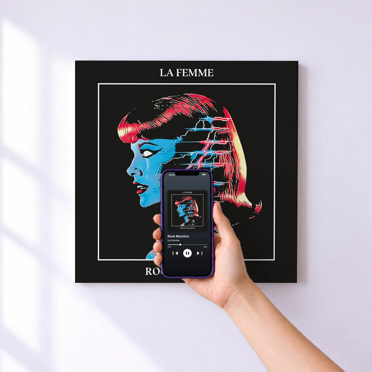 Affiche connectée Rock Machine de La Femme au mur : l'album se lance en approchant le téléphone