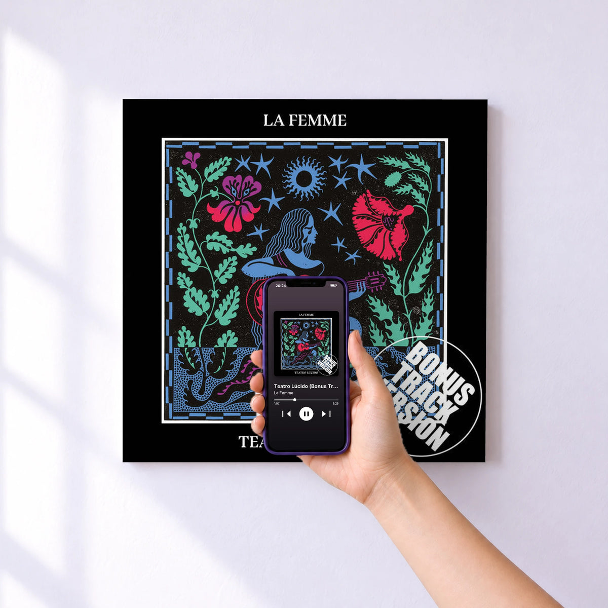 Affiche connectée Teatro Lúcido (Bonus Track Version) de La Femme au mur : l'album se lance en approchant le téléphone