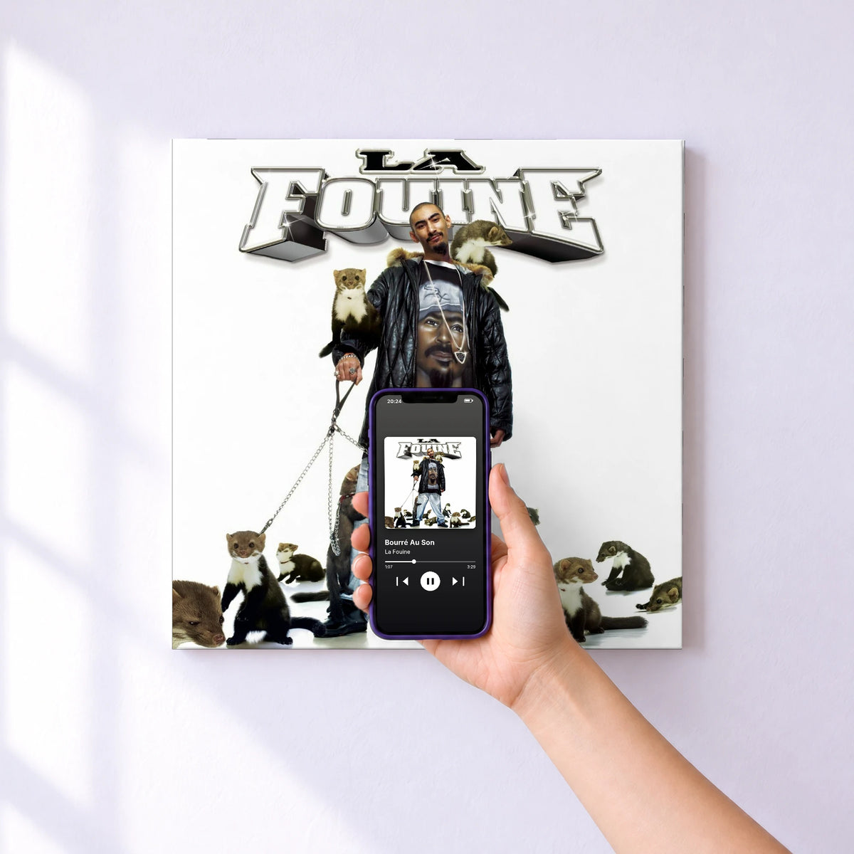Affiche connectée Bourré Au Son de La Fouine au mur : l'album se lance en approchant le téléphone