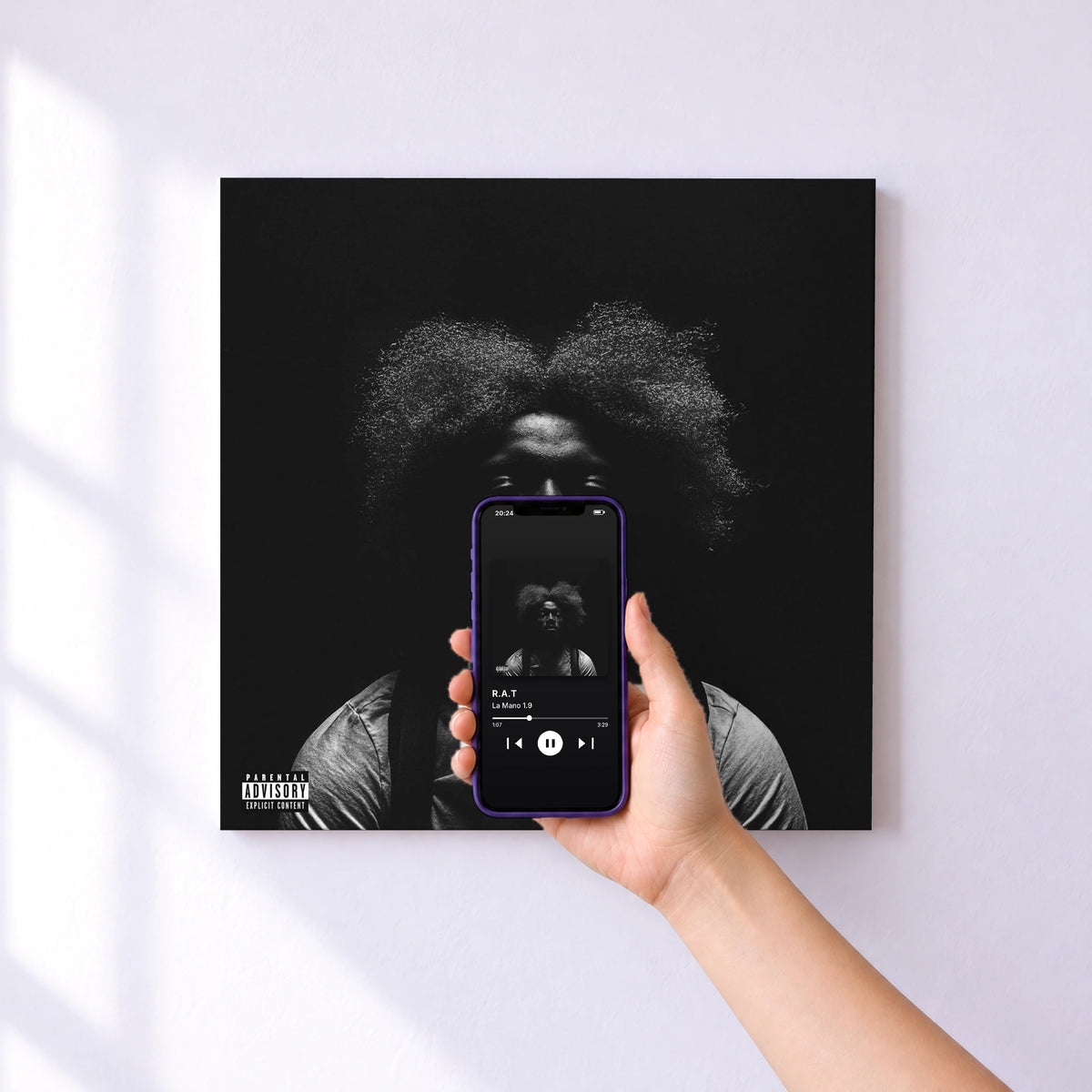 Affiche connectée R.A.T de La Mano 1.9 au mur : l'album se lance en approchant le téléphone