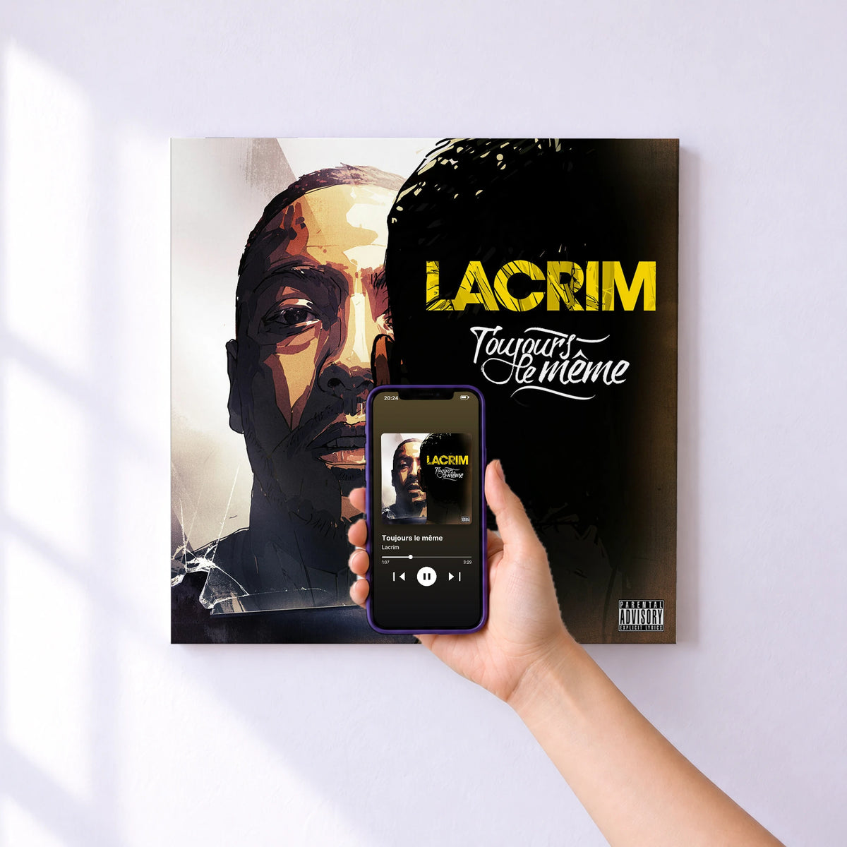 Affiche connectée Toujours le même de Lacrim au mur : l'album se lance en approchant le téléphone