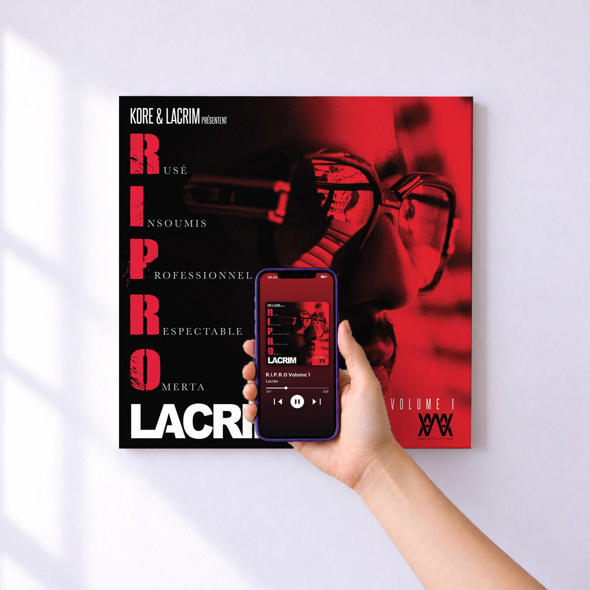 Affiche connectée R.I.P.R.O Volume 1 de Lacrim au mur : l'album se lance en approchant le téléphone