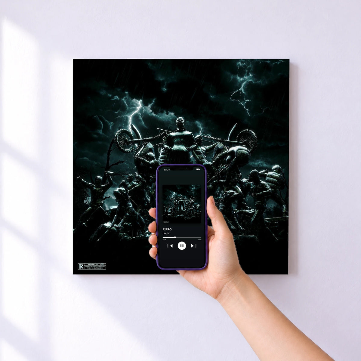 Affiche connectée RIPRO de Lacrim au mur : l'album se lance en approchant le téléphone