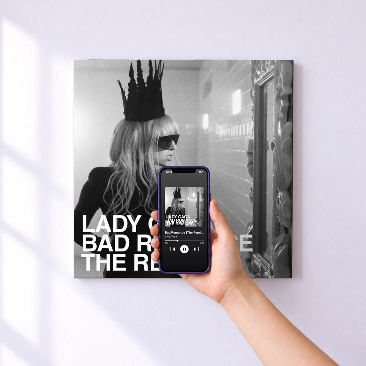Affiche connectée Bad Romance (The Remixes) de Lady Gaga au mur : l'album se lance en approchant le téléphone