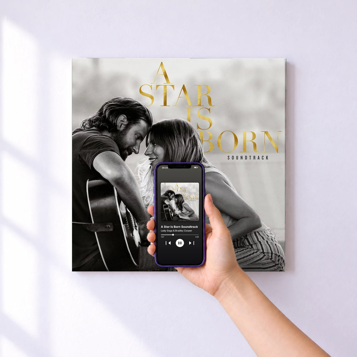 Affiche connectée A Star Is Born Soundtrack de Lady Gaga & Bradley Cooper au mur : l'album se lance en approchant le téléphone
