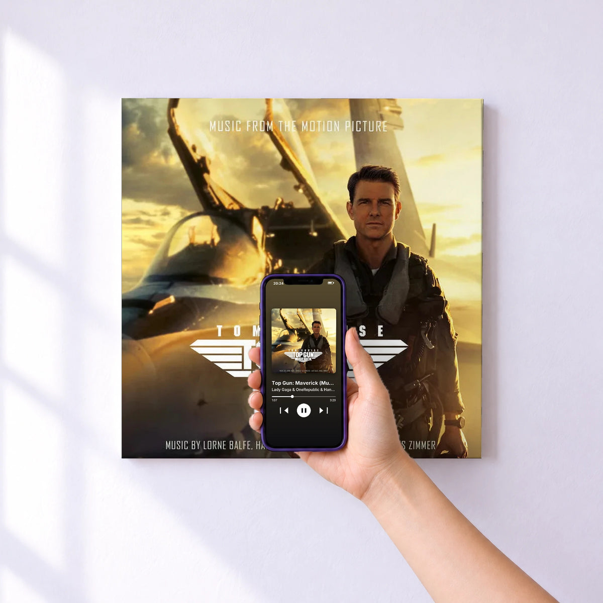 Affiche connectée Top Gun: Maverick (Music From The Motion Picture) de Lady Gaga & OneRepublic & Hans Zimmer au mur : l'album se lance en approchant le téléphone