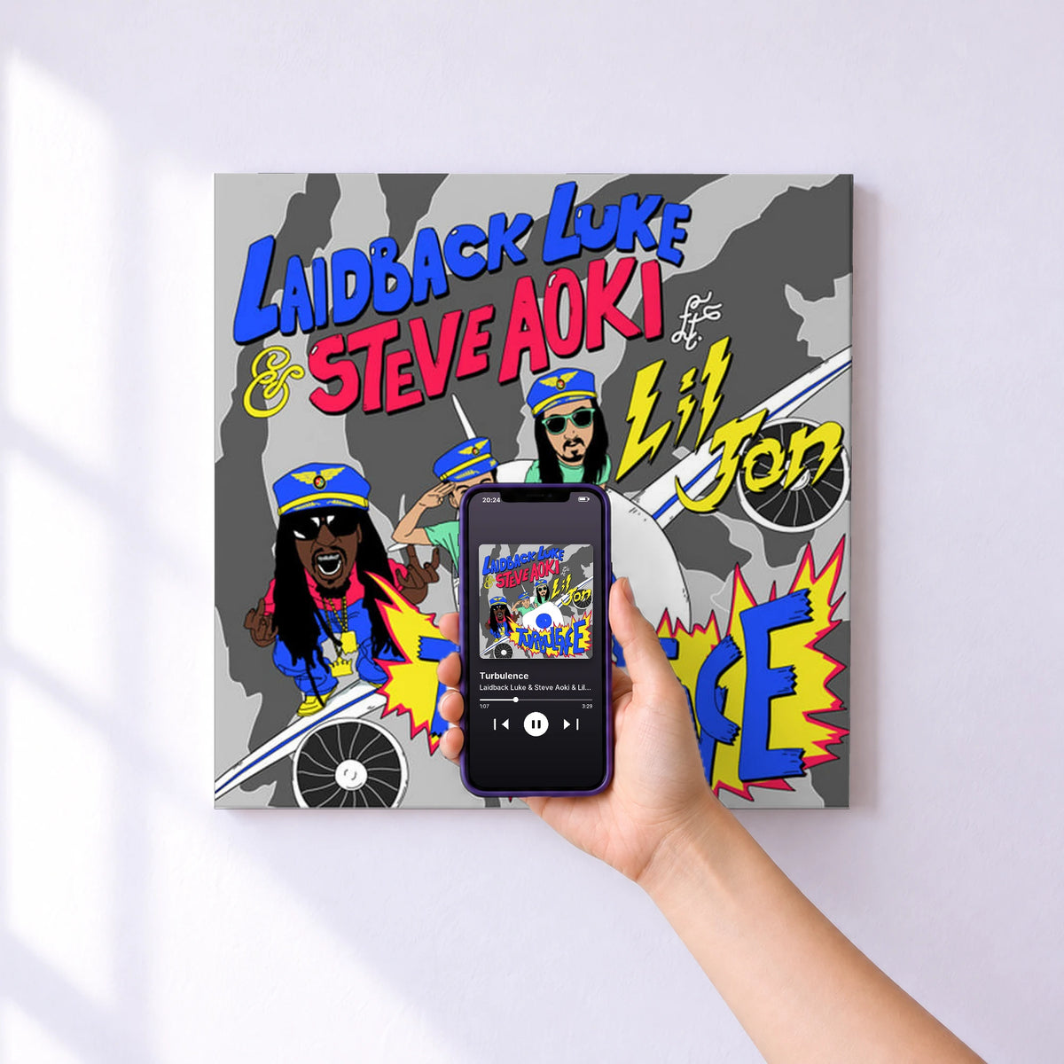 Affiche connectée Turbulence de Laidback Luke & Steve Aoki & Lil Jon au mur : l'album se lance en approchant le téléphone