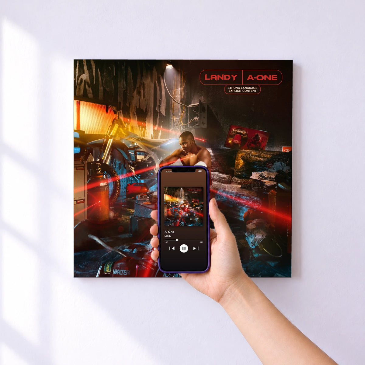 Affiche connectée A-One de Landy au mur : l'album se lance en approchant le téléphone