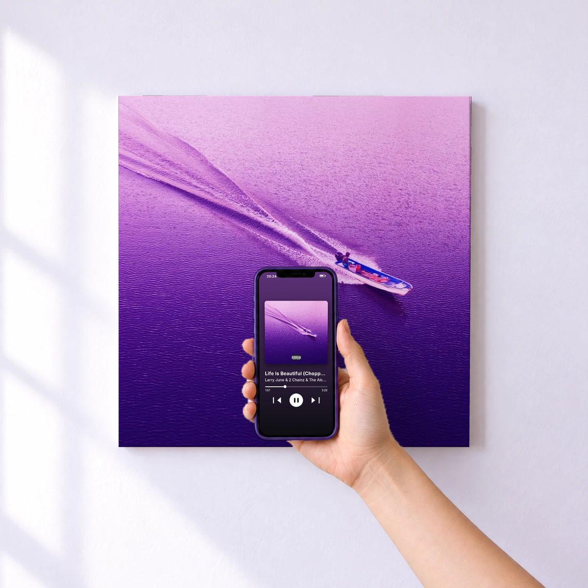 Affiche connectée Life Is Beautiful (Chopped Not Slopped) de Larry June & 2 Chainz & The Alchemist au mur : l'album se lance en approchant le téléphone