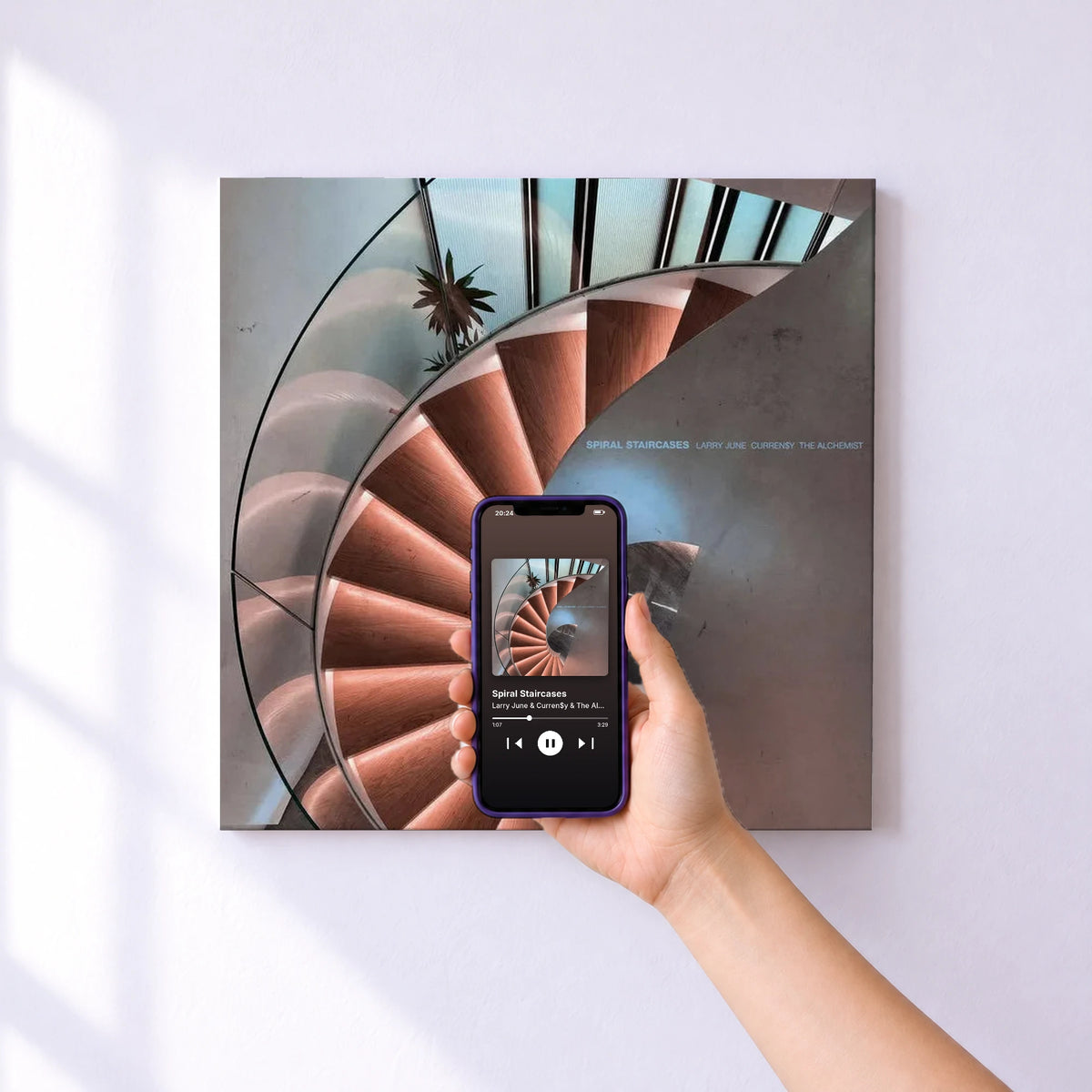 Affiche connectée Spiral Staircases de Larry June & Curren$y & The Alchemist au mur : l'album se lance en approchant le téléphone