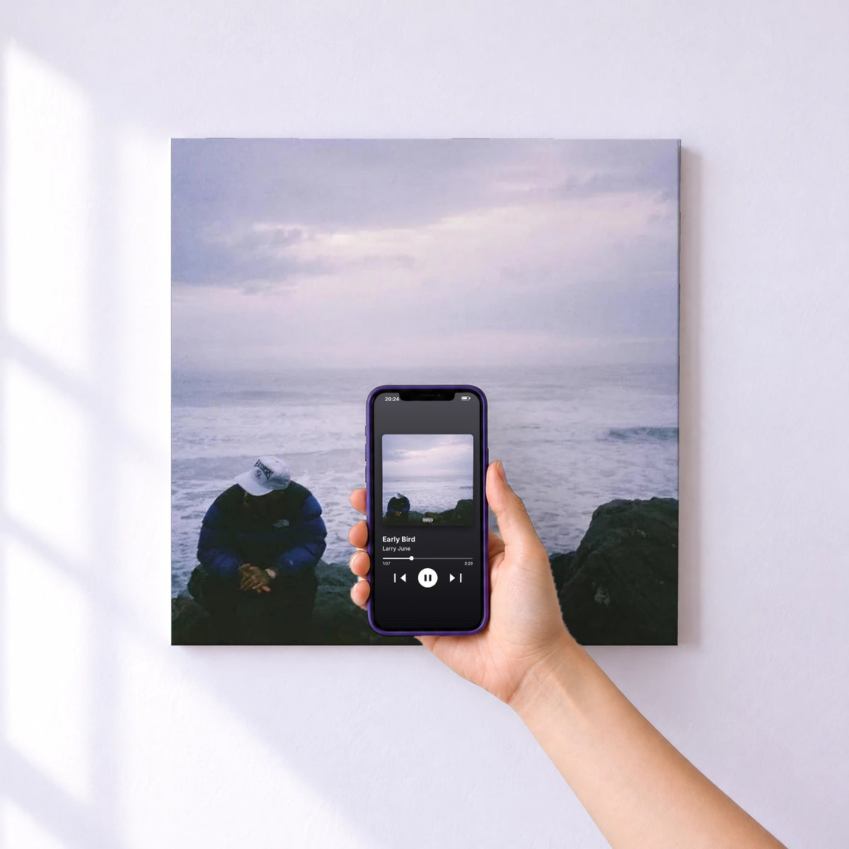 Affiche connectée Early Bird de Larry June au mur : l'album se lance en approchant le téléphone