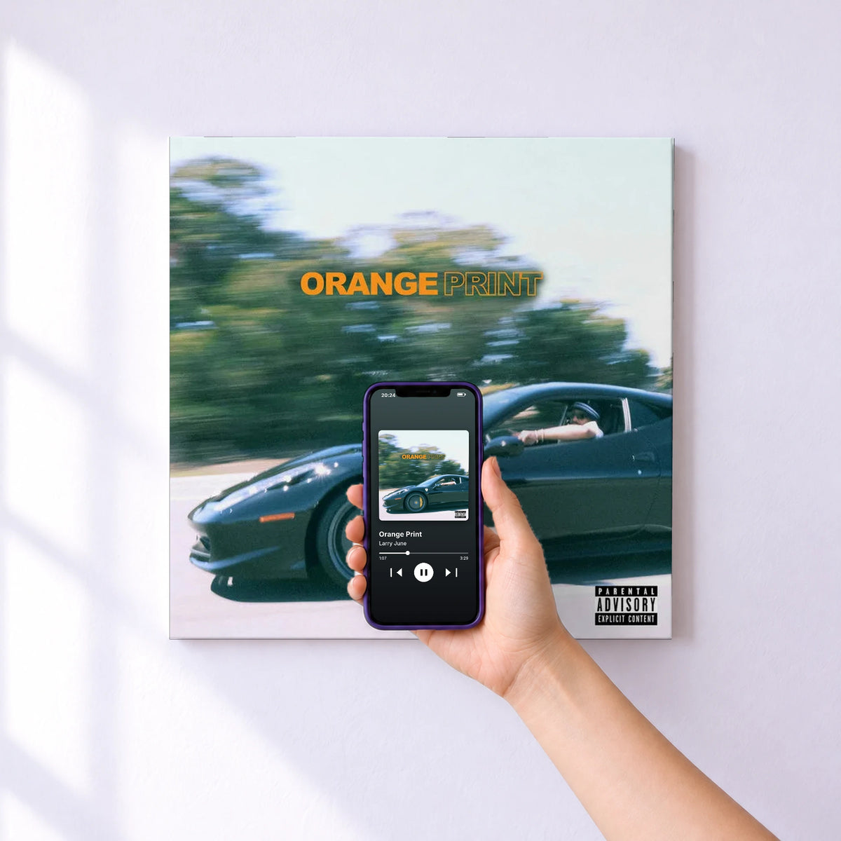 Affiche connectée Orange Print de Larry June au mur : l'album se lance en approchant le téléphone