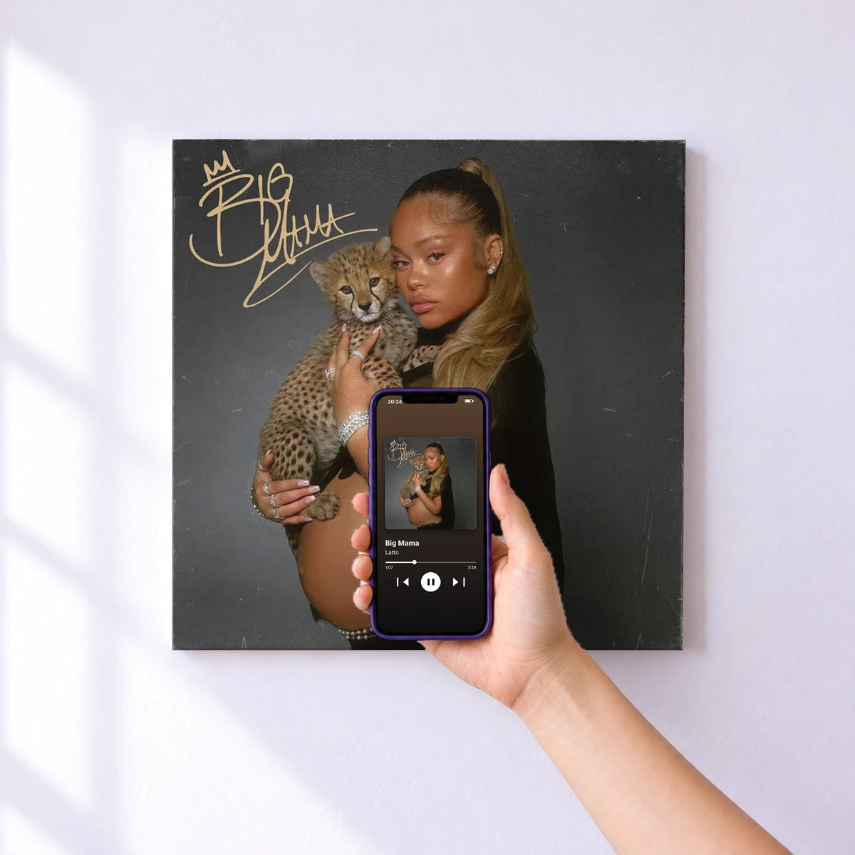 Affiche connectée Big Mama de Latto au mur : l'album se lance en approchant le téléphone