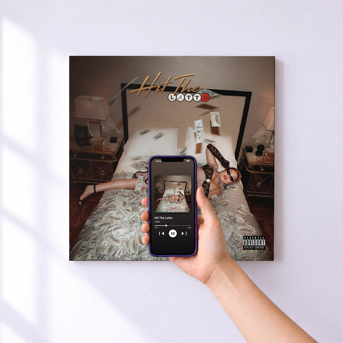 Affiche connectée Hit The Latto de Latto au mur : l'album se lance en approchant le téléphone