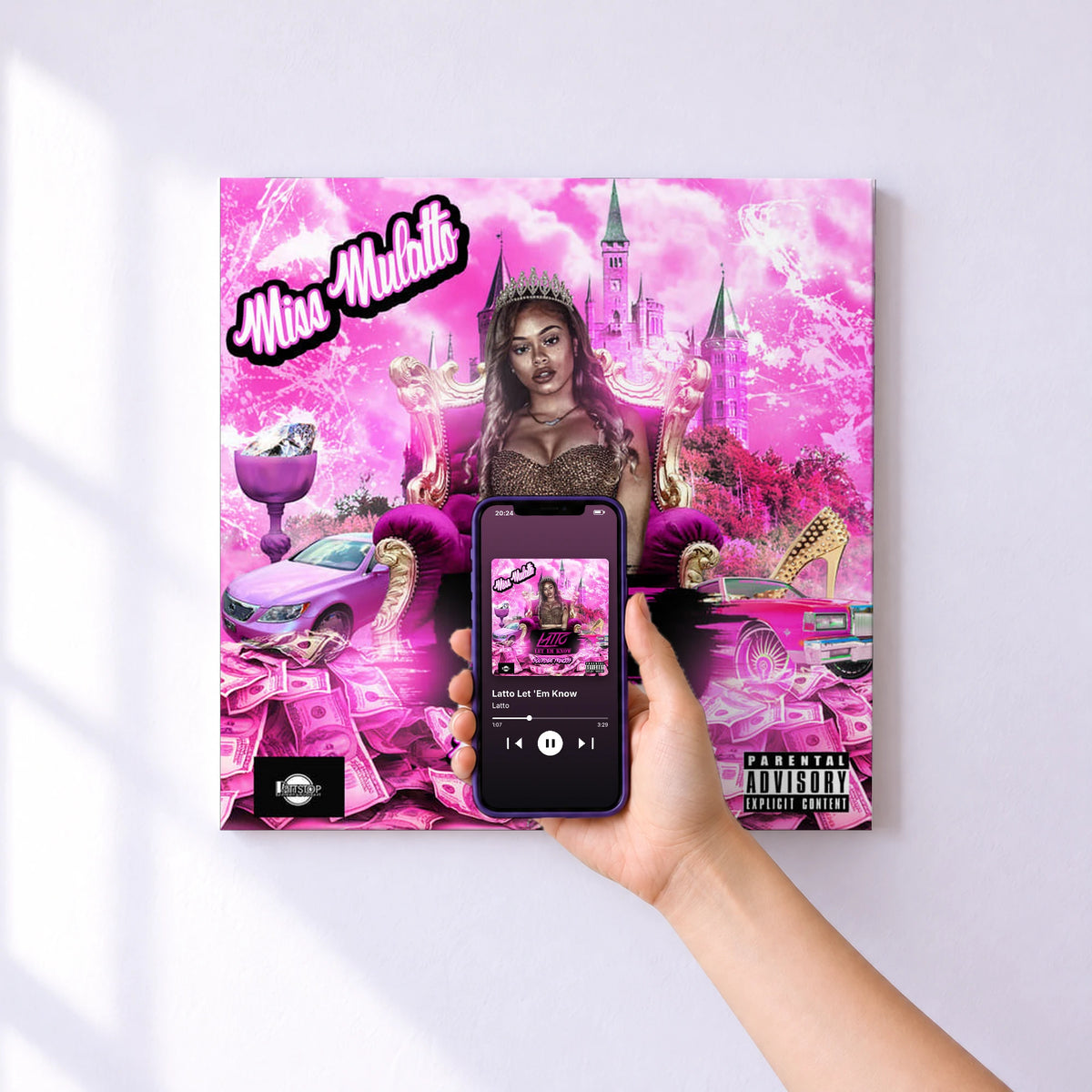 Affiche connectée Latto Let 'Em Know de Latto au mur : l'album se lance en approchant le téléphone