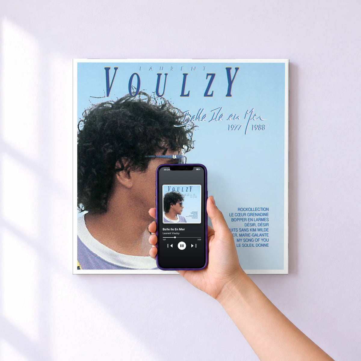 Affiche connectée Belle Ile En Mer de Laurent Voulzy au mur : l'album se lance en approchant le téléphone