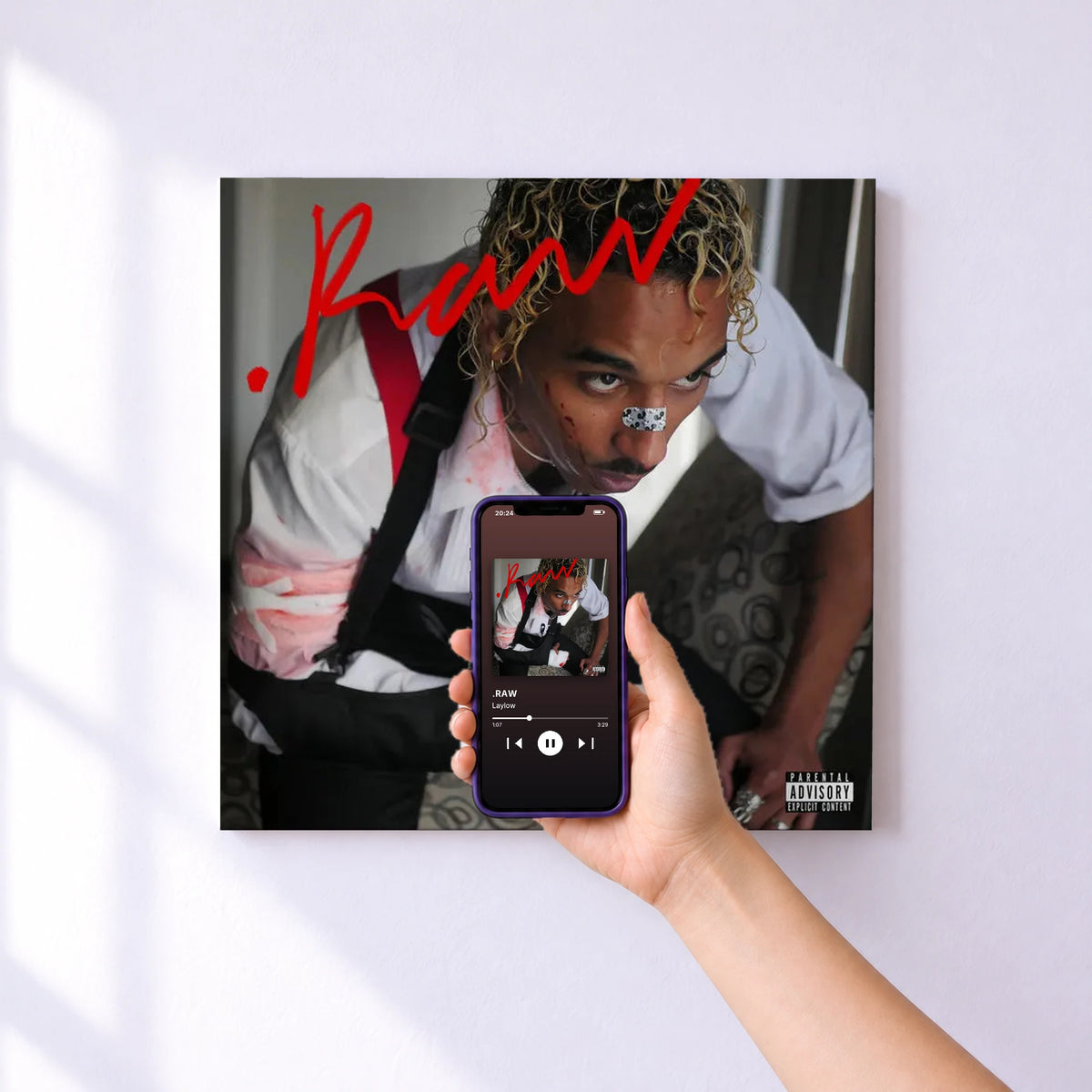 Affiche connectée .RAW de Laylow au mur : l'album se lance en approchant le téléphone