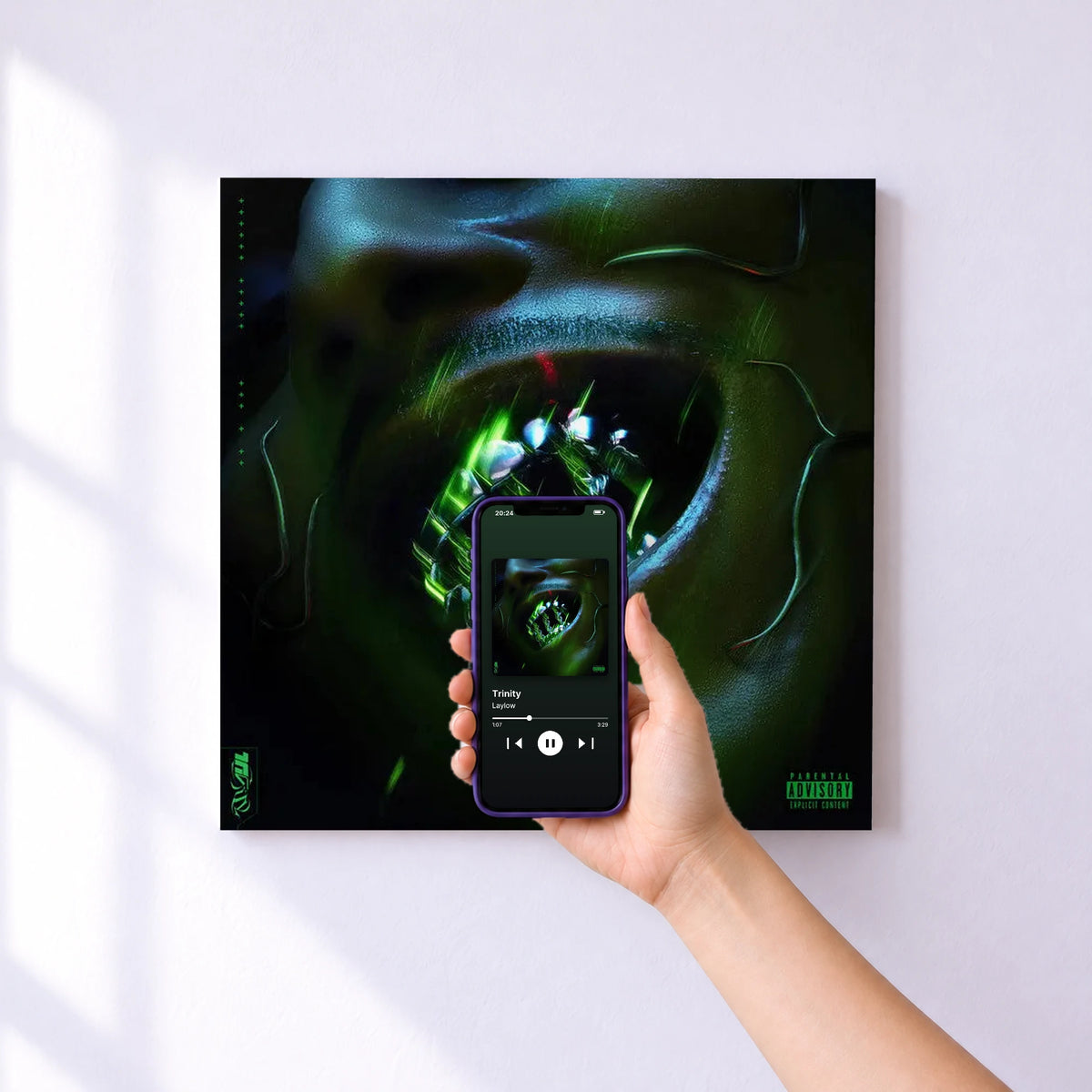 Affiche connectée Trinity de Laylow au mur : l'album se lance en approchant le téléphone