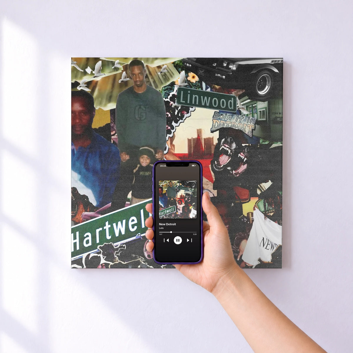 Affiche connectée New Detroit de Lelo au mur : l'album se lance en approchant le téléphone