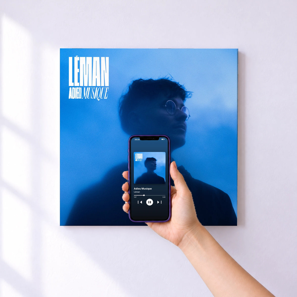 Affiche connectée Adieu Musique de Léman au mur : l'album se lance en approchant le téléphone