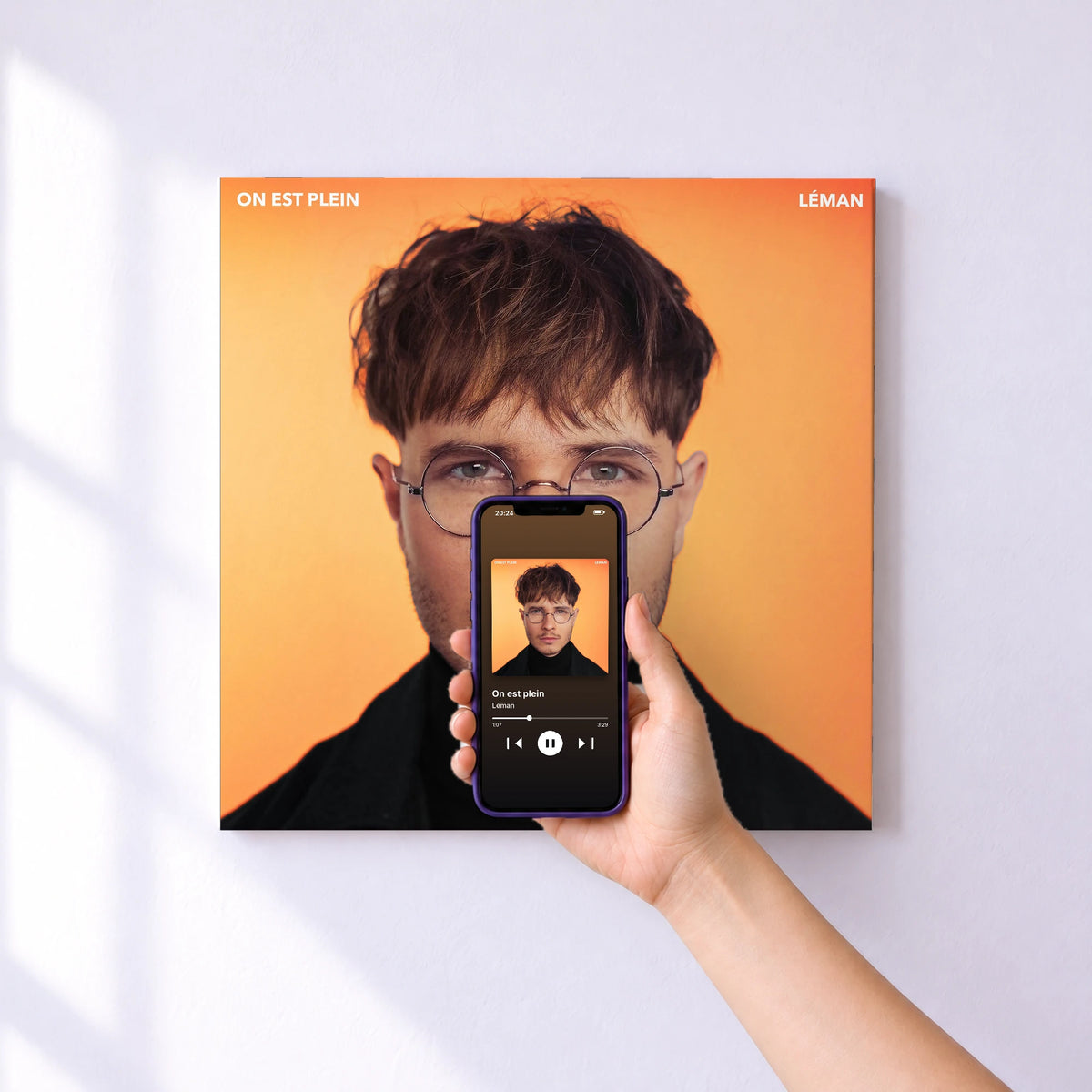 Affiche connectée On est plein de Léman au mur : l'album se lance en approchant le téléphone