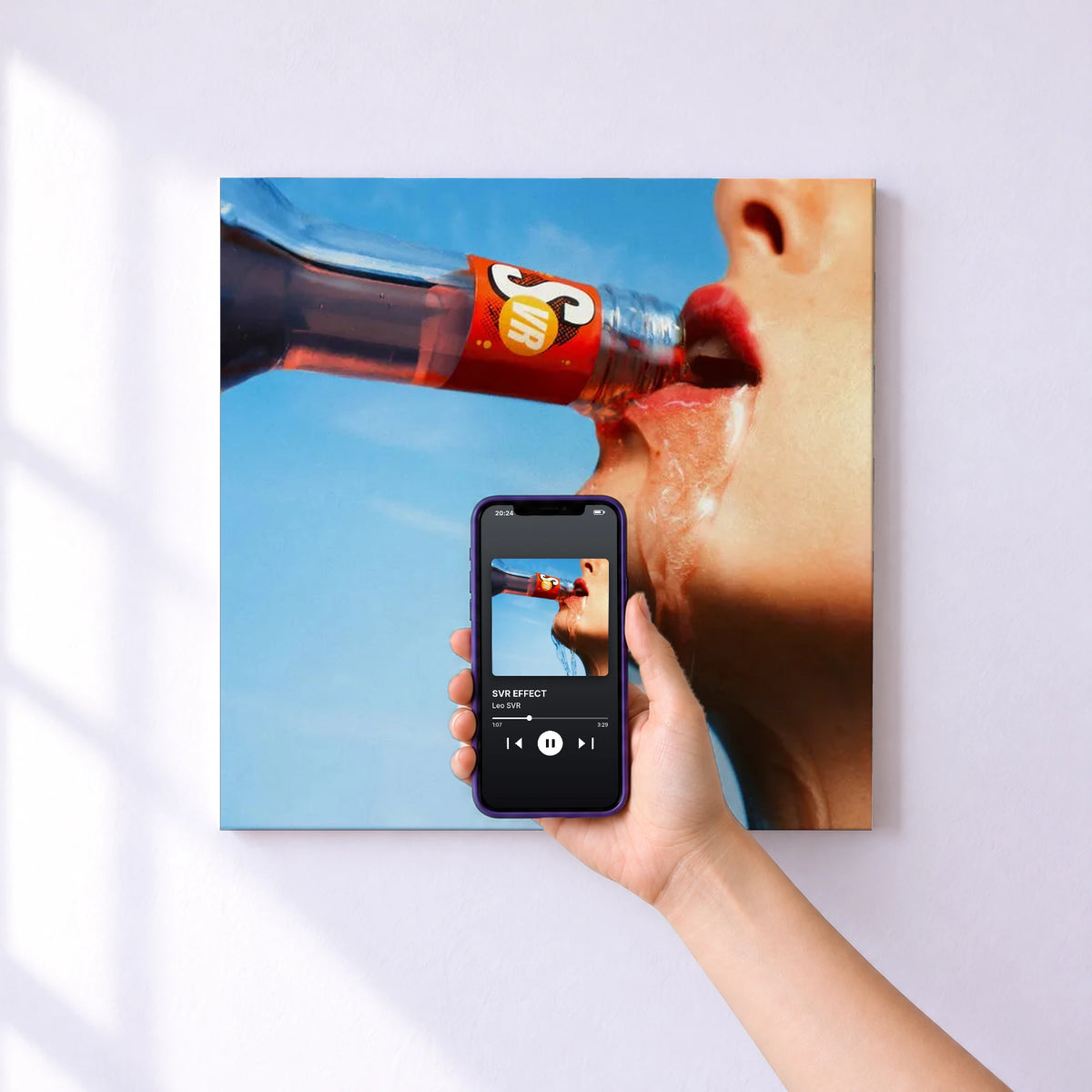 Affiche connectée SVR EFFECT de Leo SVR au mur : l'album se lance en approchant le téléphone
