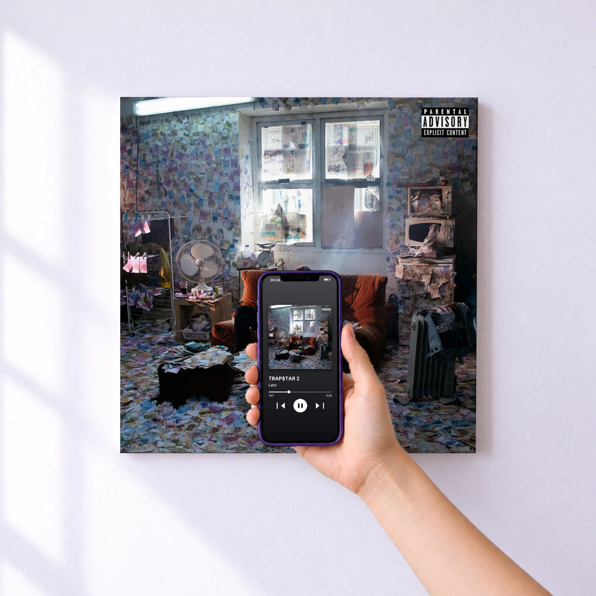 Affiche connectée TRAP$TAR 2 de Leto au mur : l'album se lance en approchant le téléphone