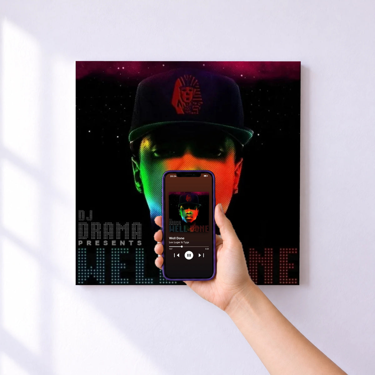 Affiche connectée Well Done de Lex Luger & Tyga au mur : l'album se lance en approchant le téléphone