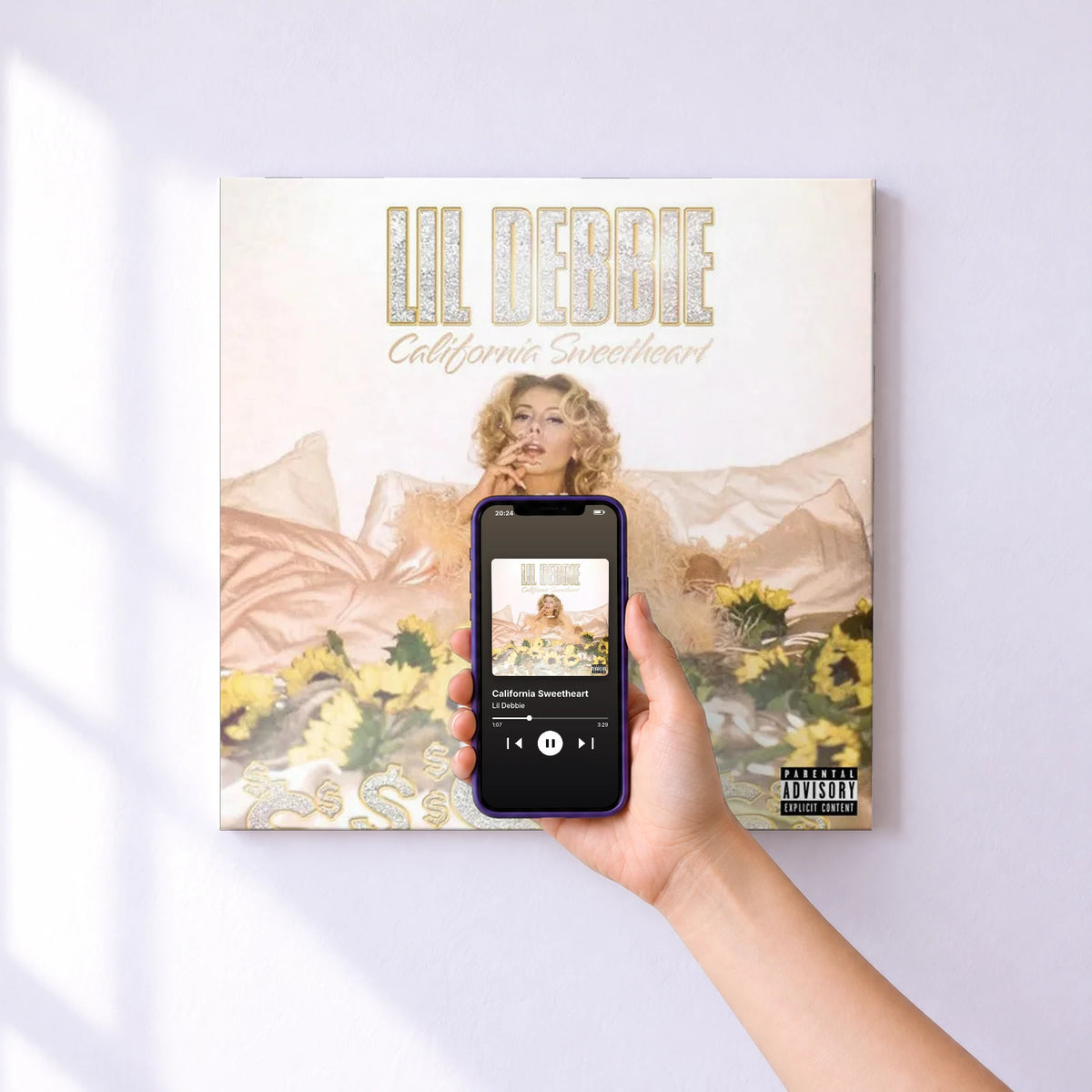 Affiche connectée California Sweetheart de Lil Debbie au mur : l'album se lance en approchant le téléphone