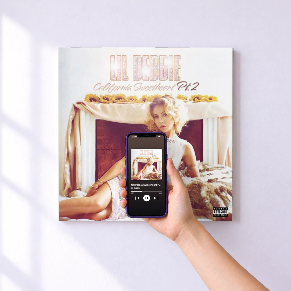 Affiche connectée California Sweetheart Pt. 2 de Lil Debbie au mur : l'album se lance en approchant le téléphone