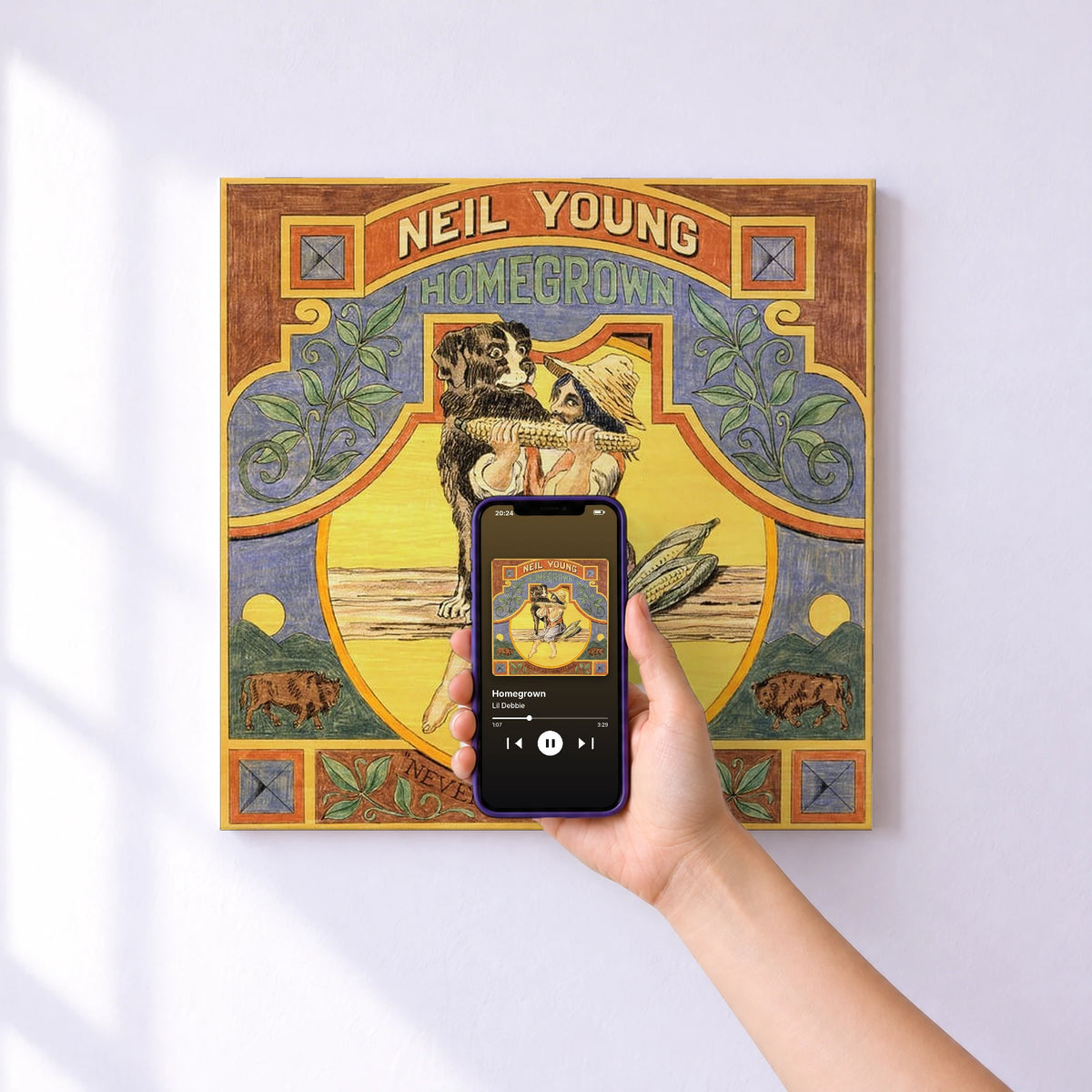Affiche connectée Homegrown de Lil Debbie au mur : l'album se lance en approchant le téléphone