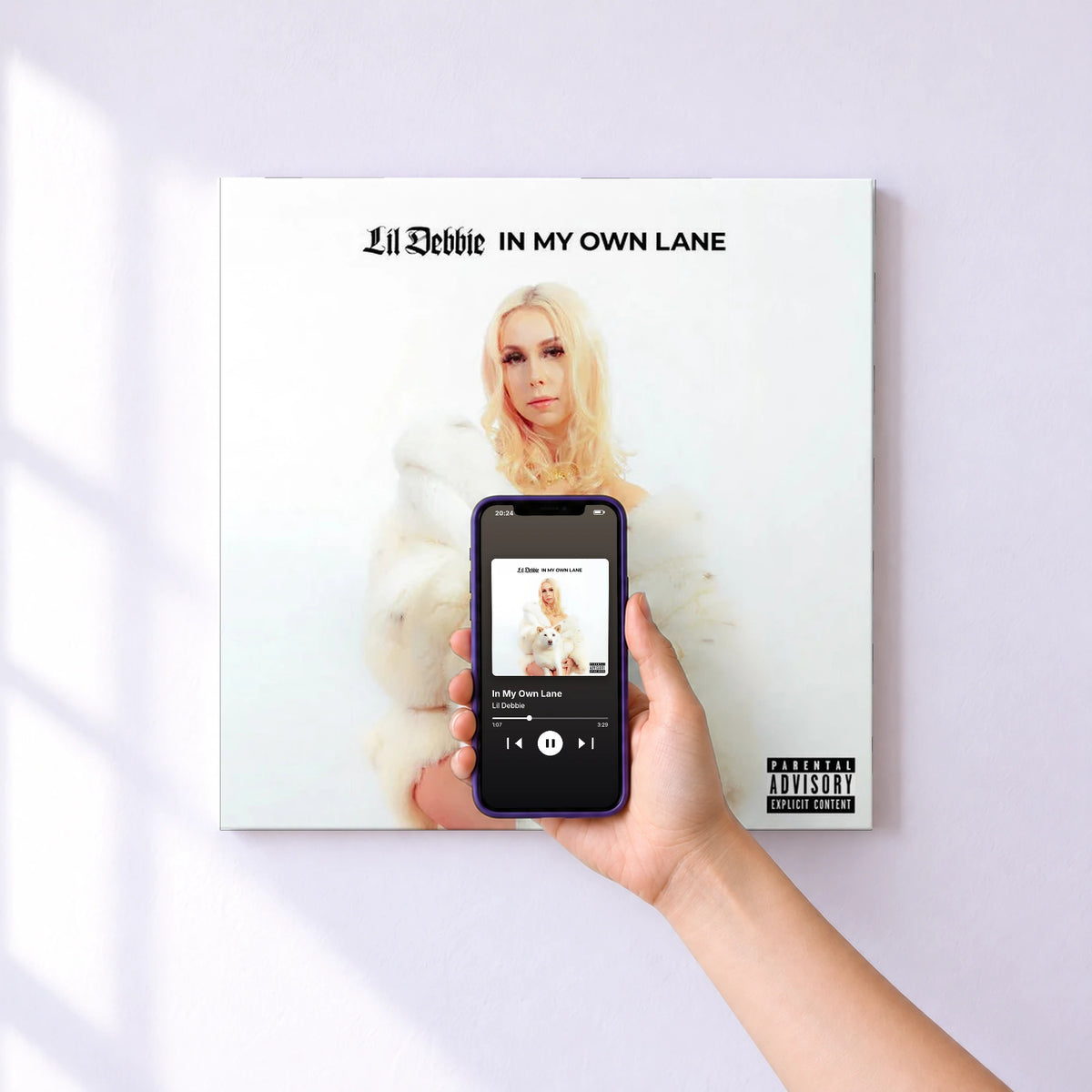 Affiche connectée In My Own Lane de Lil Debbie au mur : l'album se lance en approchant le téléphone