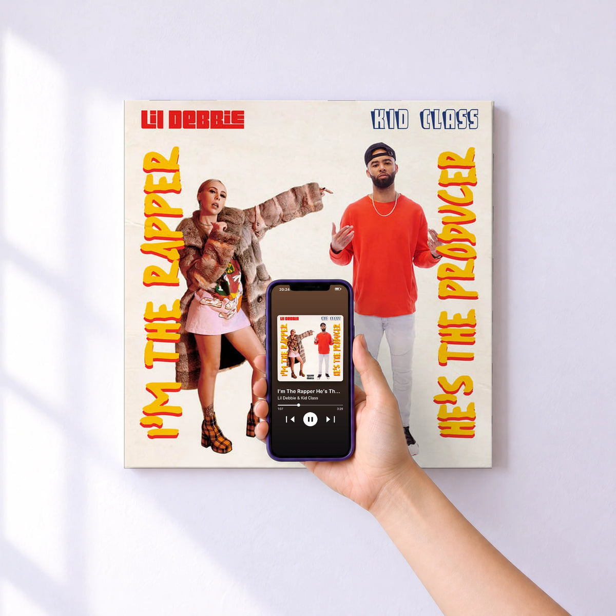 Affiche connectée I’m The Rapper He’s The Producer de Lil Debbie & Kid Class au mur : l'album se lance en approchant le téléphone