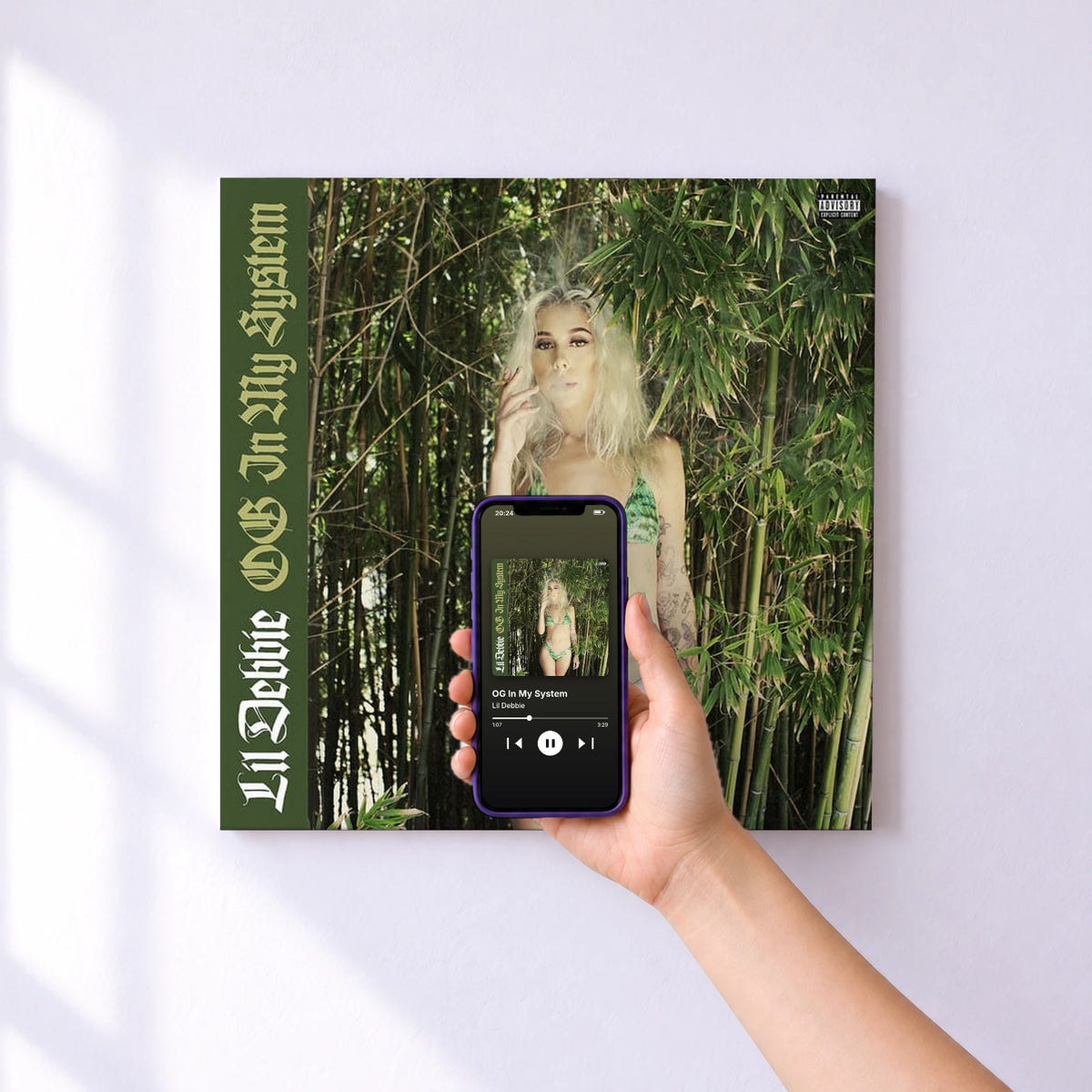 Affiche connectée OG In My System de Lil Debbie au mur : l'album se lance en approchant le téléphone