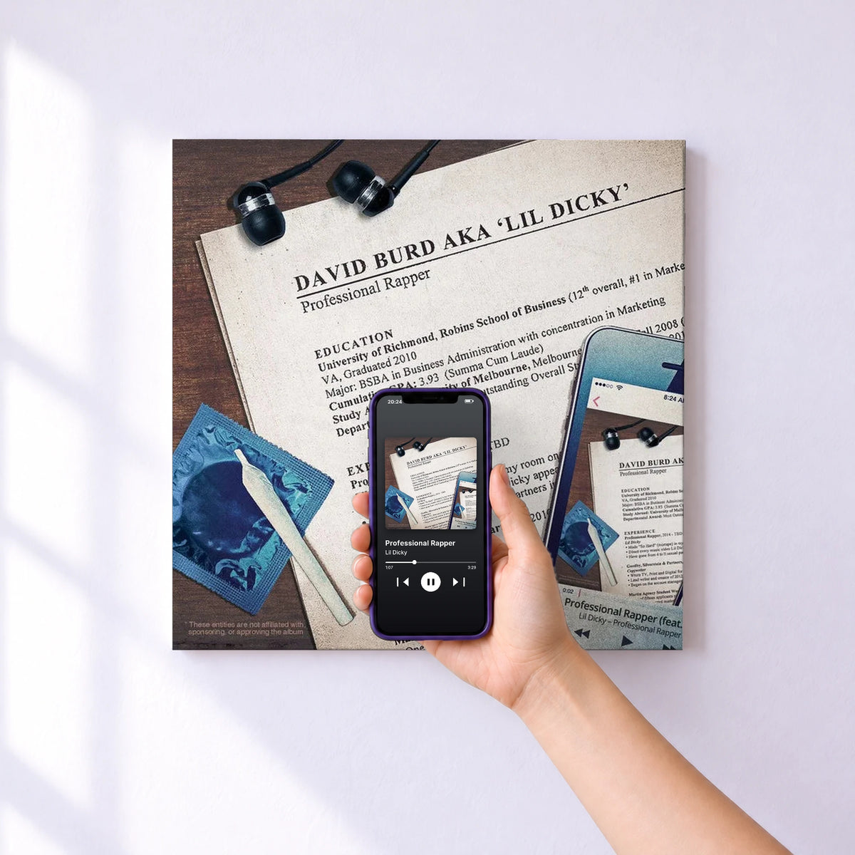 Affiche connectée Professional Rapper de Lil Dicky au mur : l'album se lance en approchant le téléphone