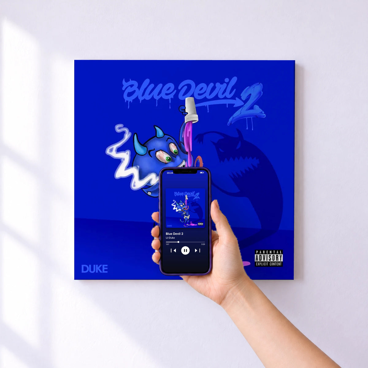Affiche connectée Blue Devil 2 de Lil Duke au mur : l'album se lance en approchant le téléphone