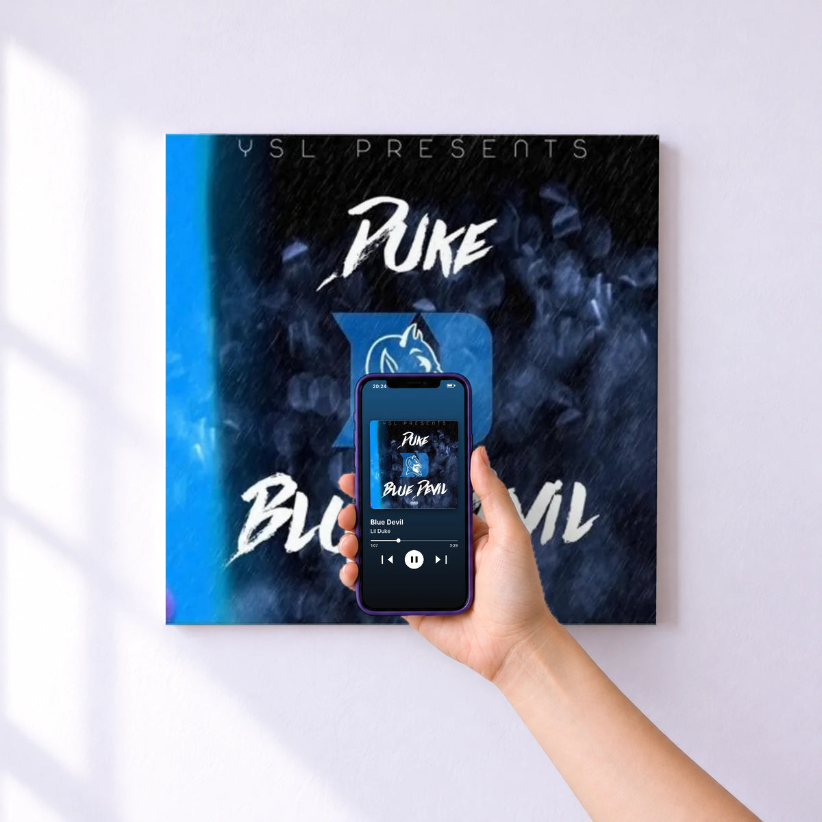 Affiche connectée Blue Devil de Lil Duke au mur : l'album se lance en approchant le téléphone