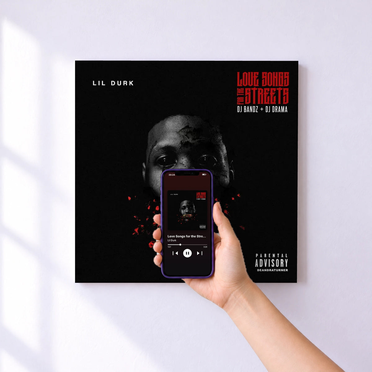 Affiche connectée Love Songs for the Streets de Lil Durk au mur : l'album se lance en approchant le téléphone
