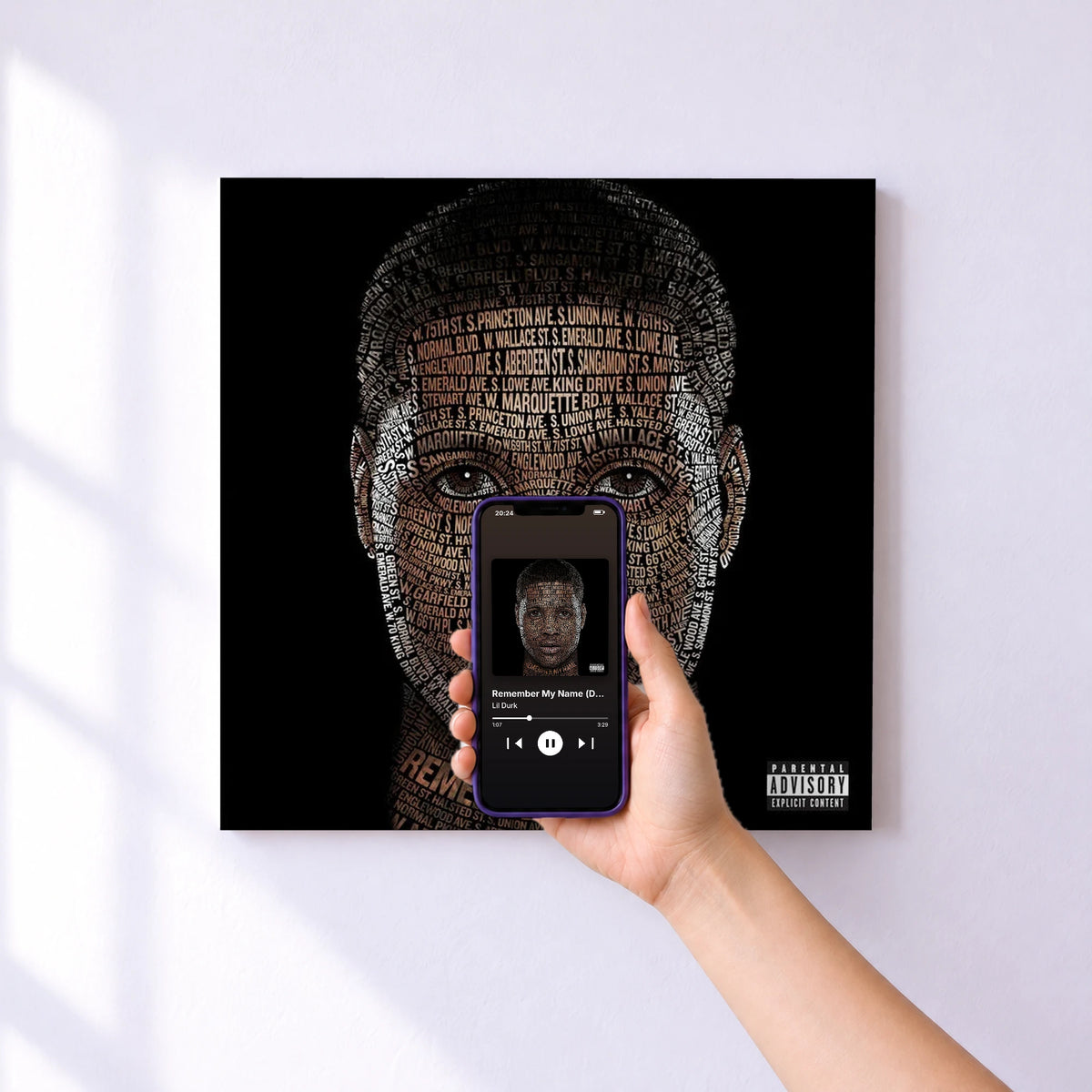 Affiche connectée Remember My Name (Deluxe) de Lil Durk au mur : l'album se lance en approchant le téléphone