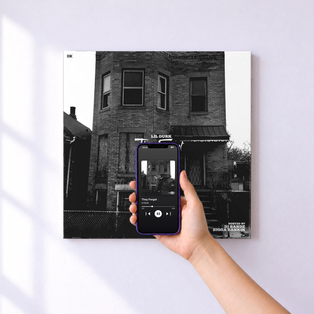 Affiche connectée They Forgot de Lil Durk au mur : l'album se lance en approchant le téléphone