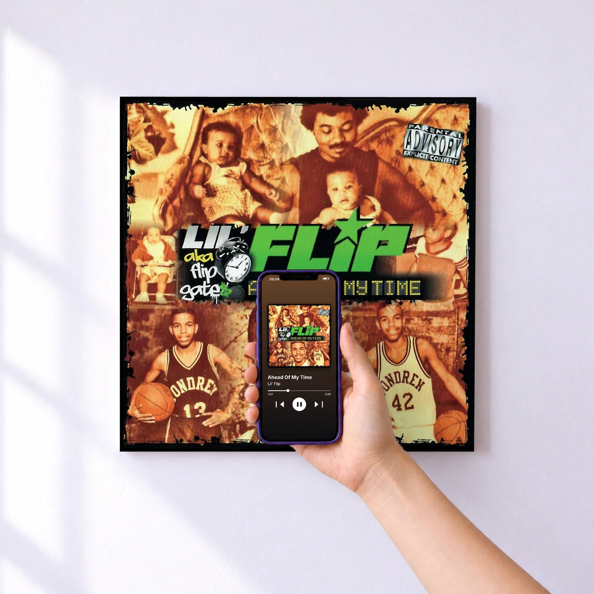 Affiche connectée Ahead Of My Time de Lil' Flip au mur : l'album se lance en approchant le téléphone
