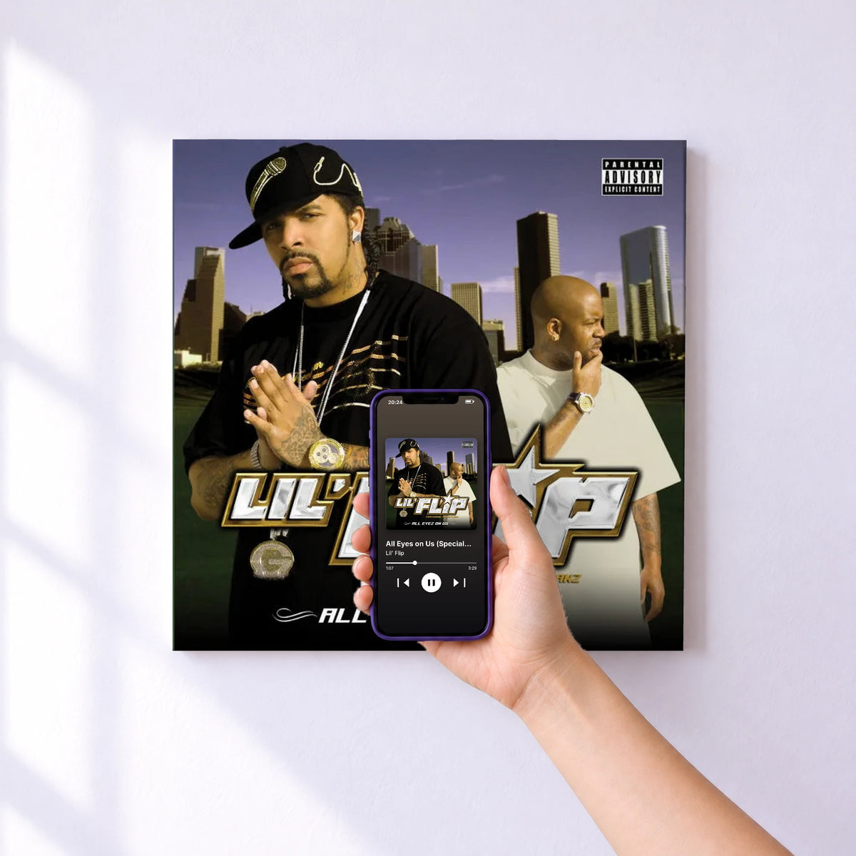 Affiche connectée All Eyes on Us (Special Edition) de Lil' Flip au mur : l'album se lance en approchant le téléphone